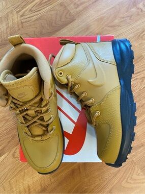 New boys Nike Sz 6.5Y High-Top Outdoor Boots Manoa